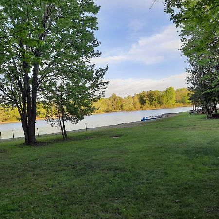 Lakefront Hideaway Resort Kawartha Lakes Extérieur photo