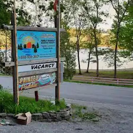 Lakefront Hideaway Resort Kawartha Lakes Extérieur photo