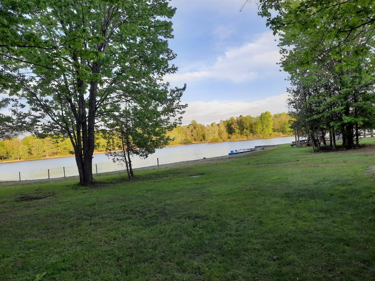 Lakefront Hideaway Resort Kawartha Lakes Extérieur photo