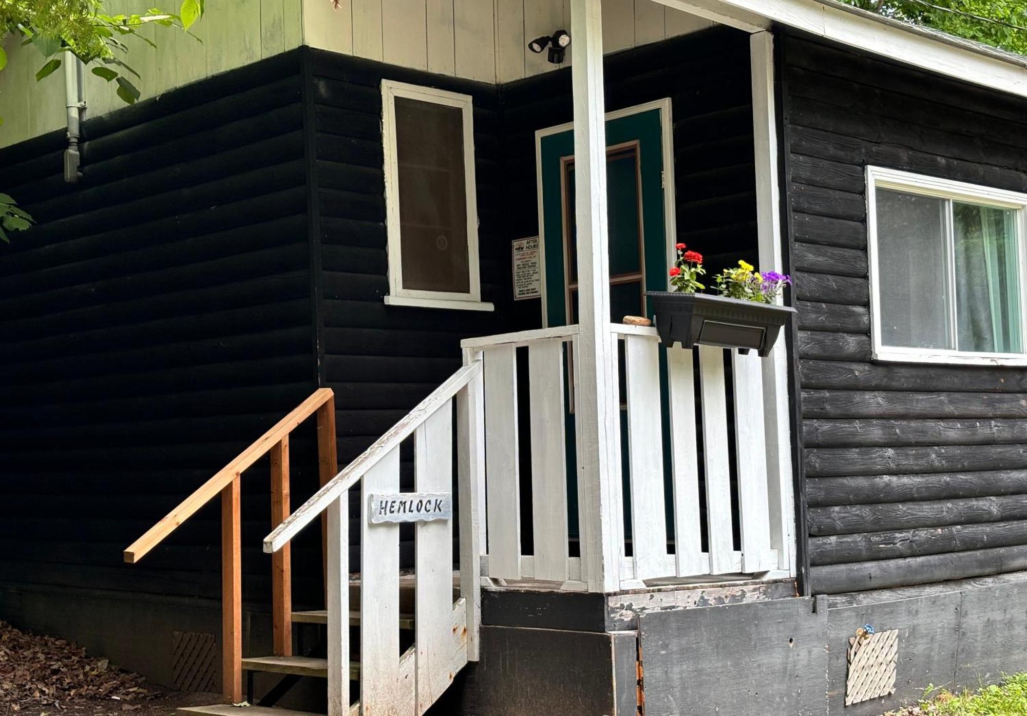 Lakefront Hideaway Resort Kawartha Lakes Extérieur photo